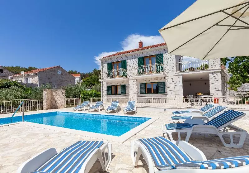 Hotelli Family Villa Vjeka With Private Pool And Large Garden