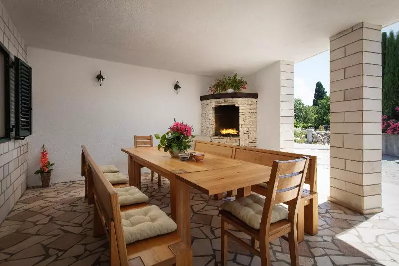 Hotelli Family Villa Vjeka With Private Pool And Large Garden