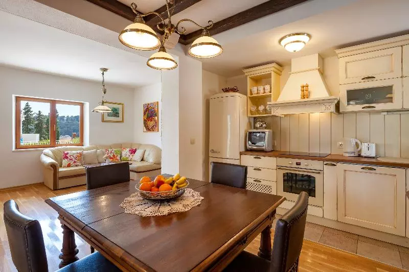 Hotelli Family Villa Vjeka With Private Pool And Large Garden