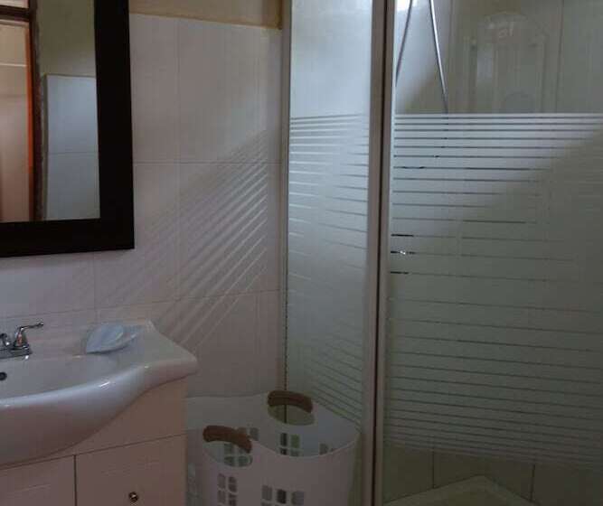 هتل Lakeside Adventure Park