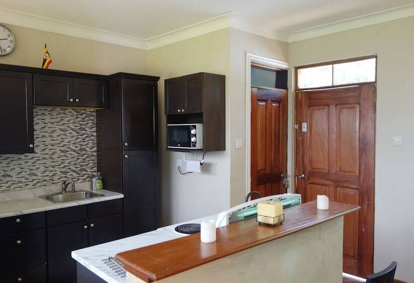 هتل Lakeside Adventure Park