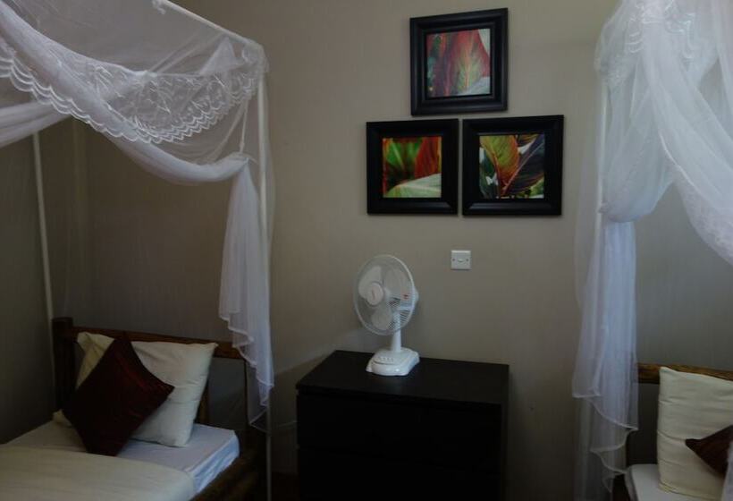 هتل Lakeside Adventure Park