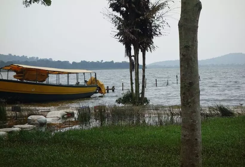 هتل Lakeside Adventure Park