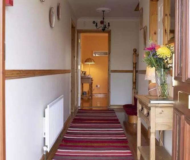 تختخواب و صبحانه Avoca House