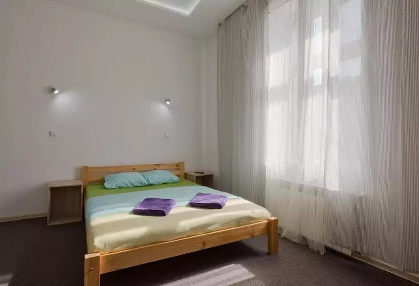 هتل Hostel 70s And Queen Apartments