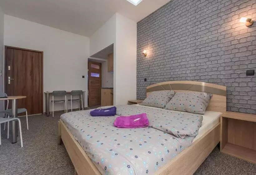هتل Hostel 70s And Queen Apartments