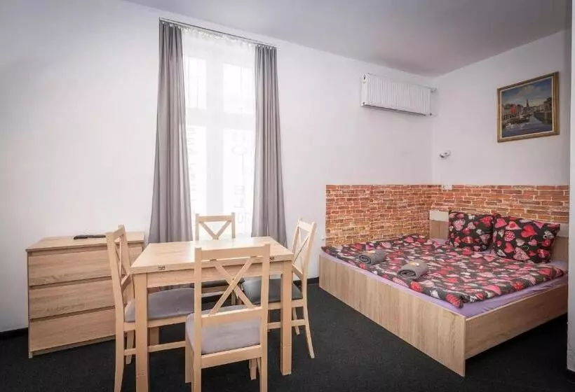 هتل Hostel 70s And Queen Apartments