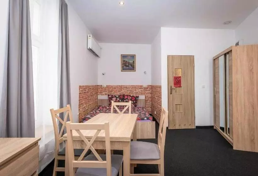 هتل Hostel 70s And Queen Apartments