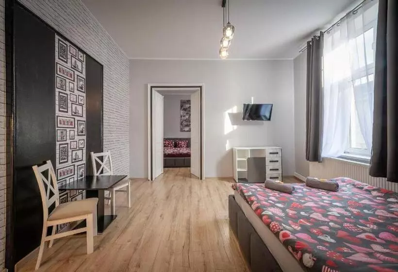 هتل Hostel 70s And Queen Apartments
