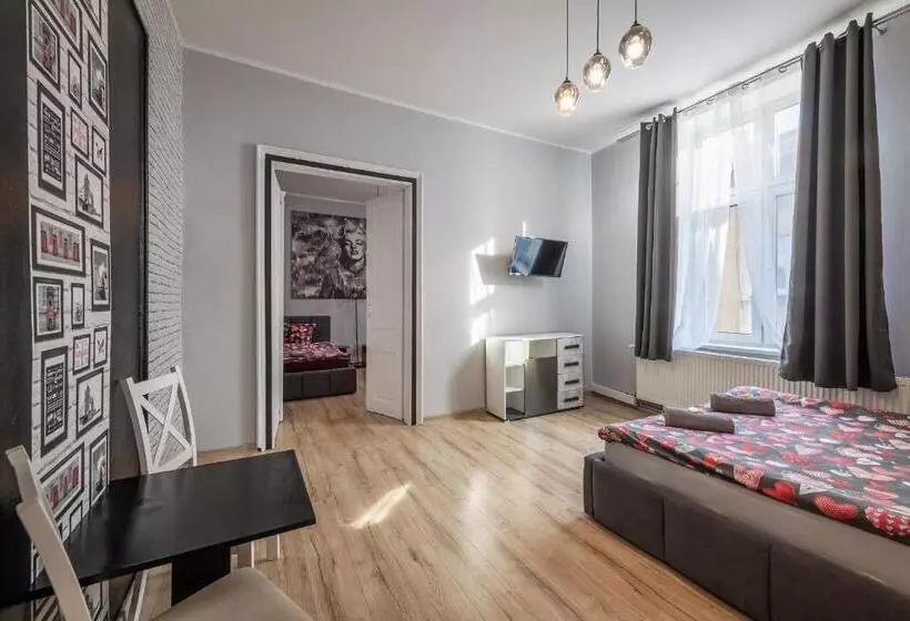 هتل Hostel 70s And Queen Apartments