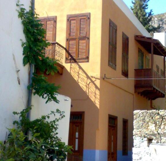 Karnayo Traditional Houses