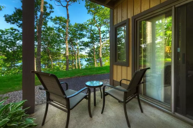 The Pointe Hotel And Suites