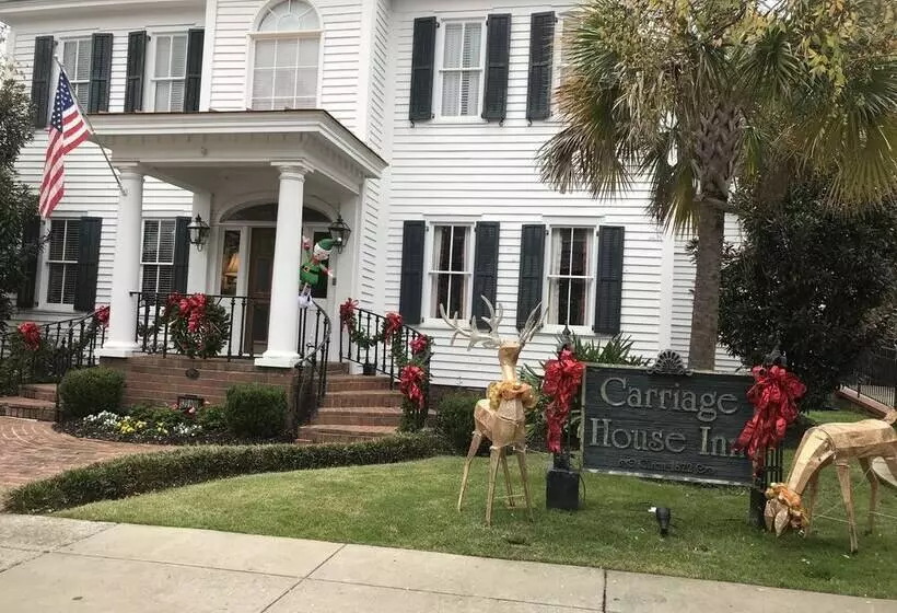 ホテル Carriage House Inn