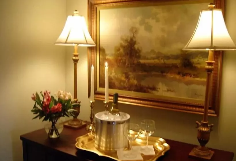 ホテル Carriage House Inn