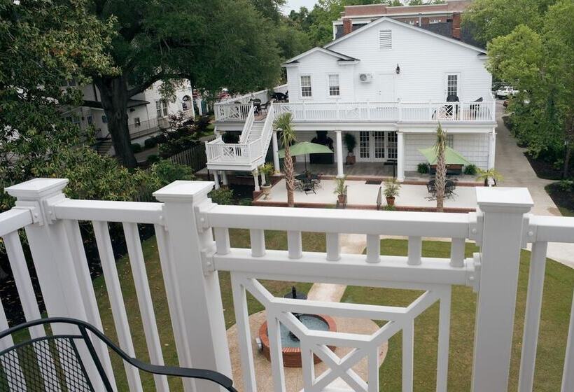 Отель Carriage House Inn