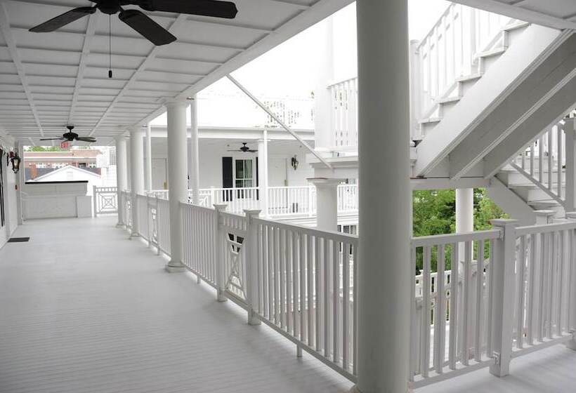 Отель Carriage House Inn