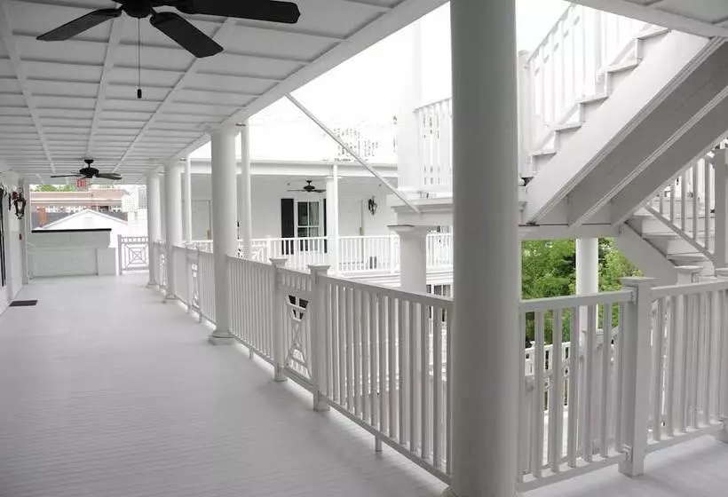 ホテル Carriage House Inn