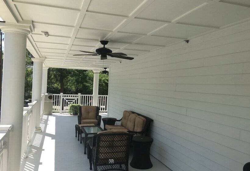 Отель Carriage House Inn