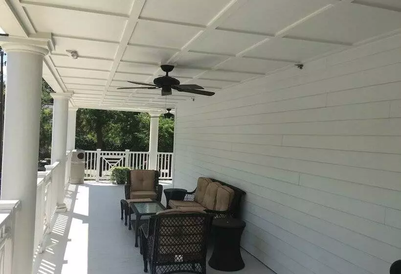 ホテル Carriage House Inn