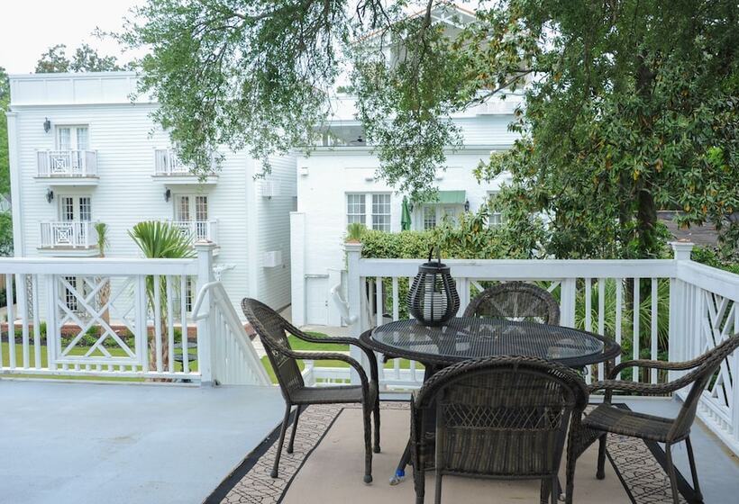 Отель Carriage House Inn