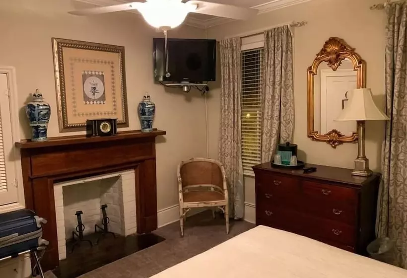 ホテル Carriage House Inn