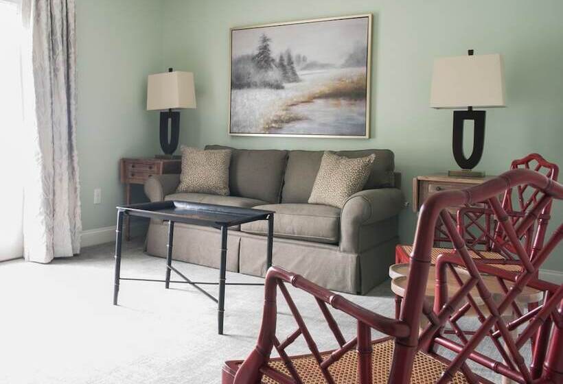 Отель Carriage House Inn