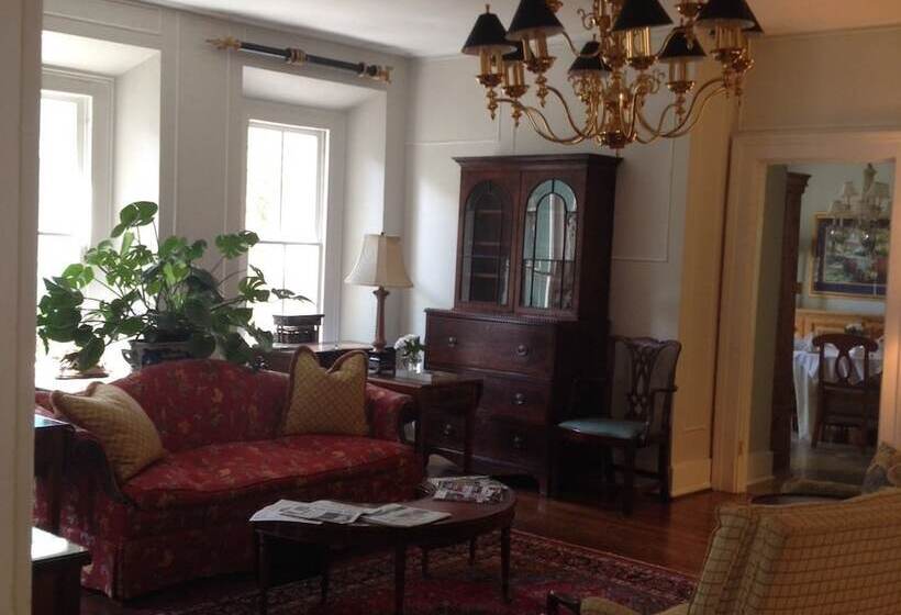 Отель Carriage House Inn