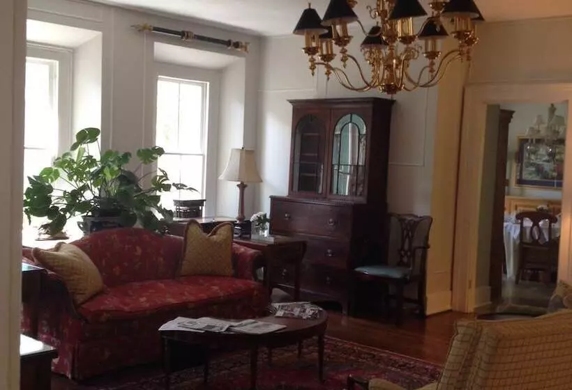 ホテル Carriage House Inn