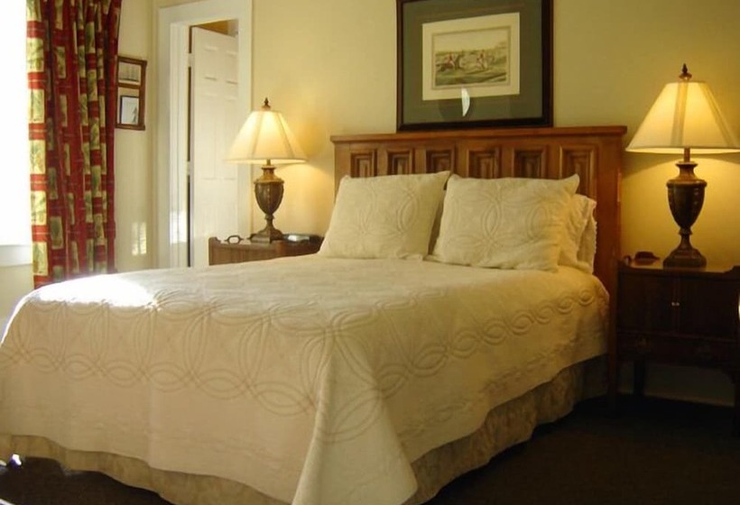 Отель Carriage House Inn