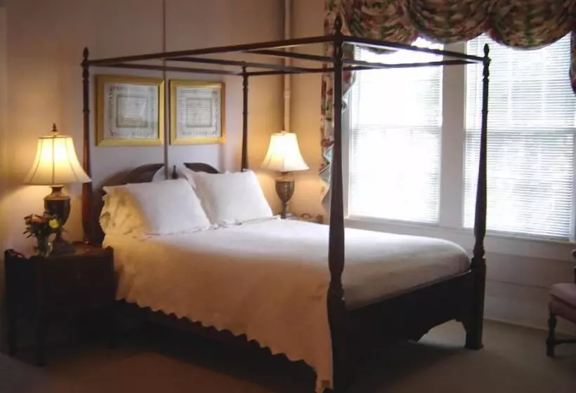 ホテル Carriage House Inn