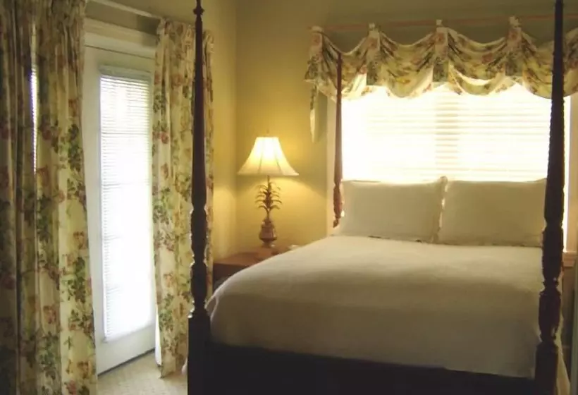 ホテル Carriage House Inn