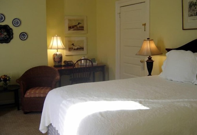 Отель Carriage House Inn