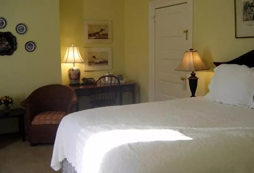 ホテル Carriage House Inn