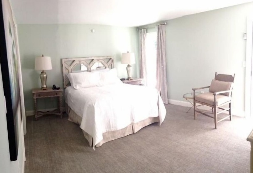 Отель Carriage House Inn