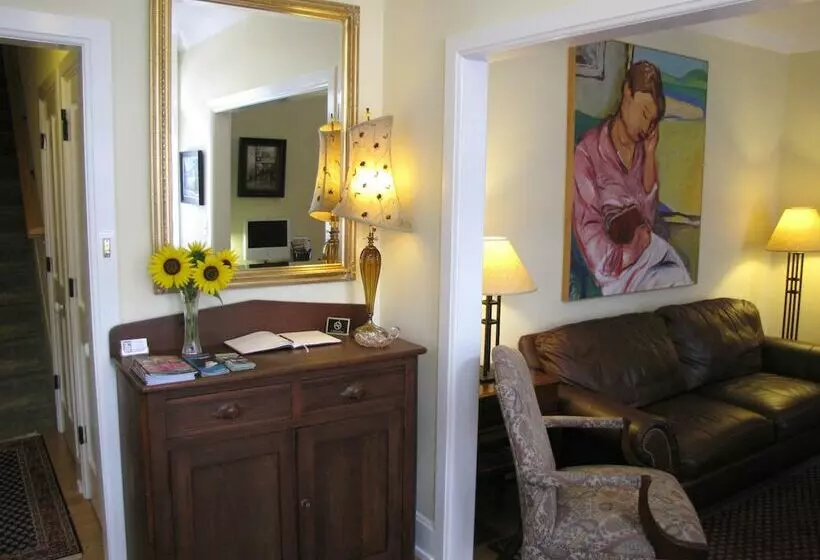 Hotelli Tawsty Flower   Haines Suites