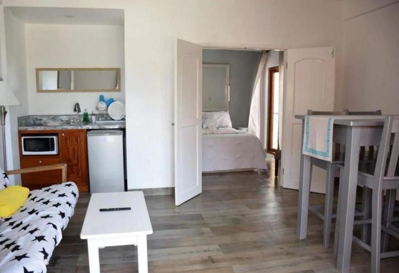 هتل The Beach Club Resort At Caye Caulker