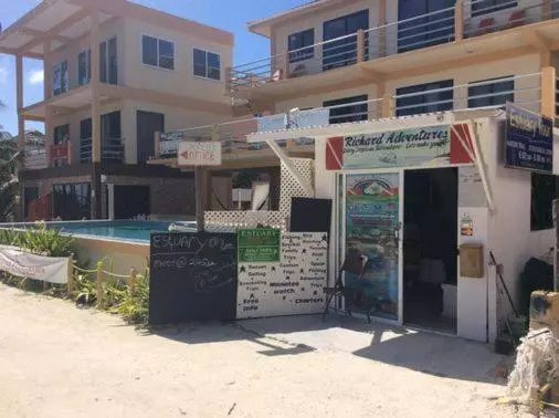 Hotelli The Beach Club Resort At Caye Caulker