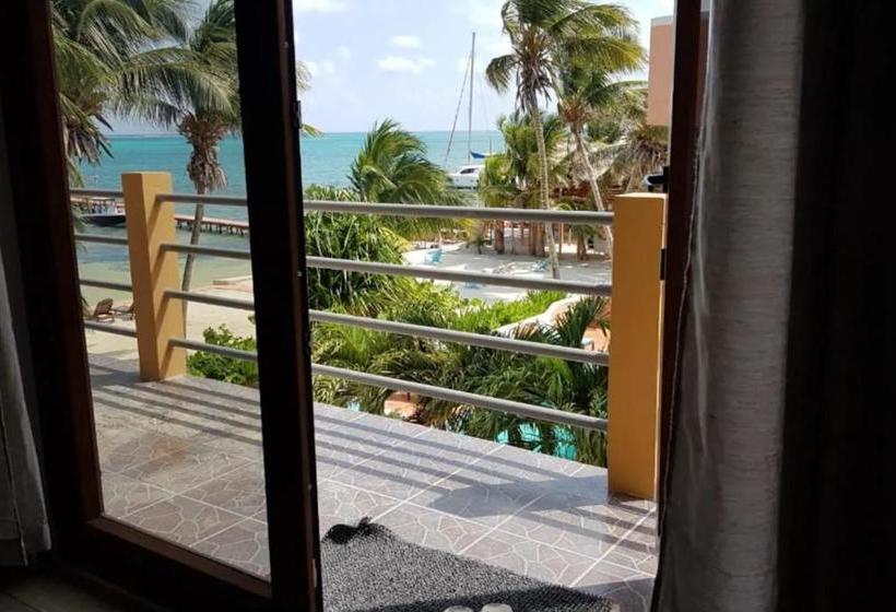 هتل The Beach Club Resort At Caye Caulker