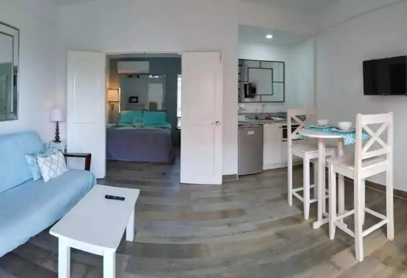 Hotelli The Beach Club Resort At Caye Caulker