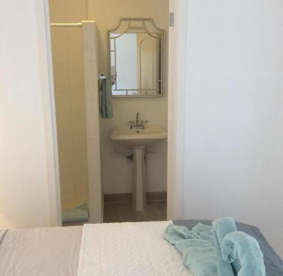 هتل The Beach Club Resort At Caye Caulker