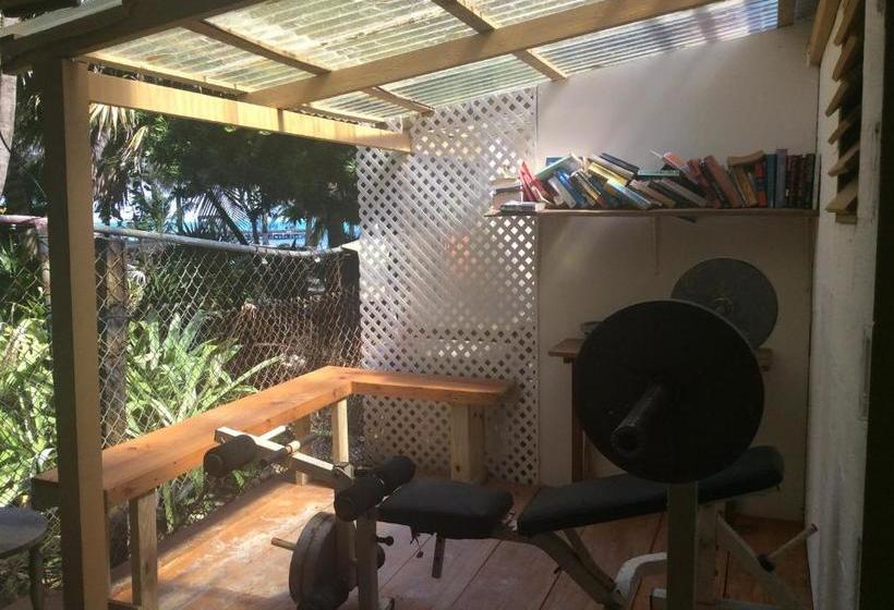 هتل The Beach Club Resort At Caye Caulker