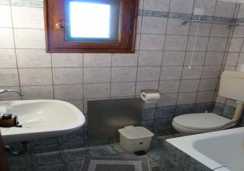 Отель To Akroyiali Apartments