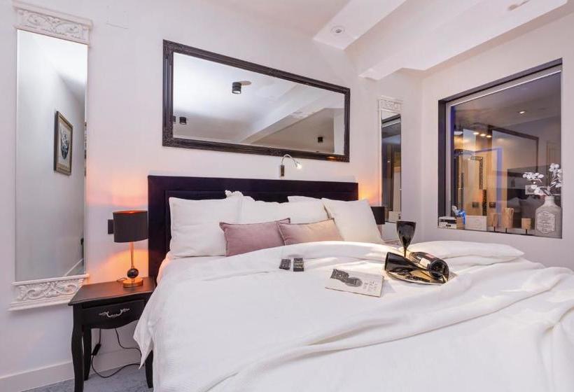 Отель B&b Apartments And Studios Lanii