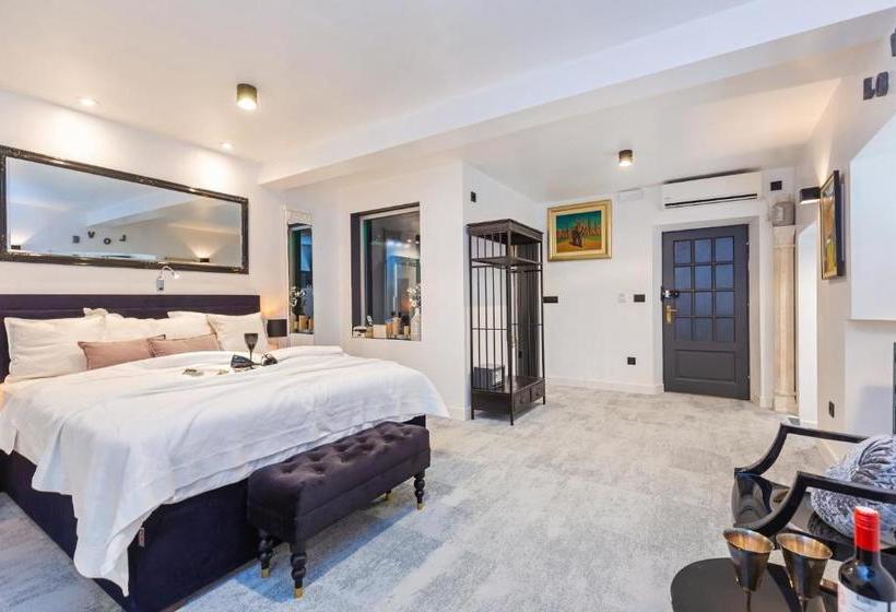 Отель B&b Apartments And Studios Lanii