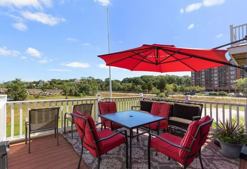 Hotelli The Beacon Waterfront Inn