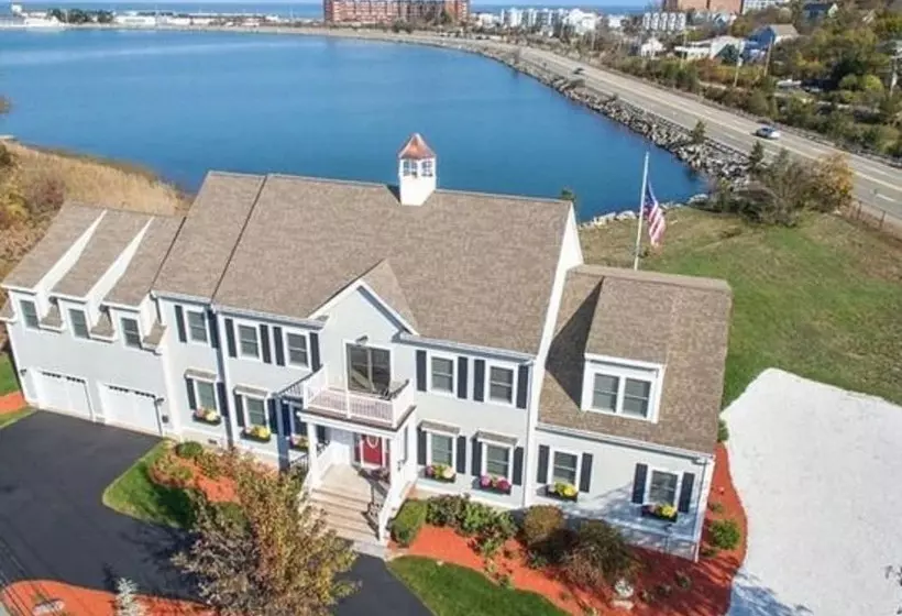 Hotelli The Beacon Waterfront Inn