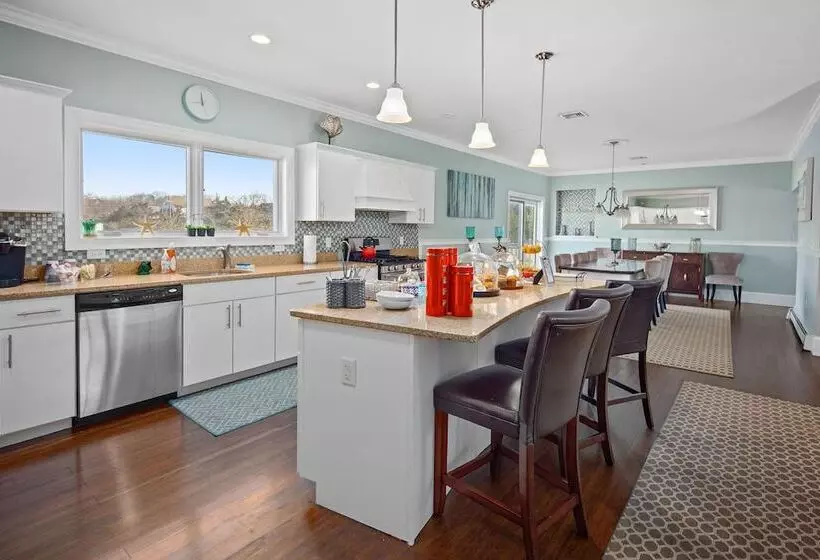 Hotelli The Beacon Waterfront Inn