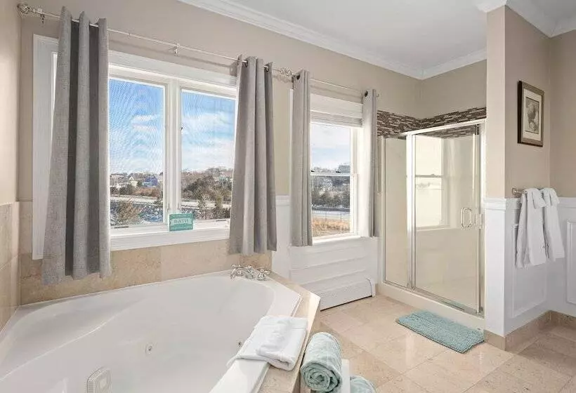 Hotelli The Beacon Waterfront Inn