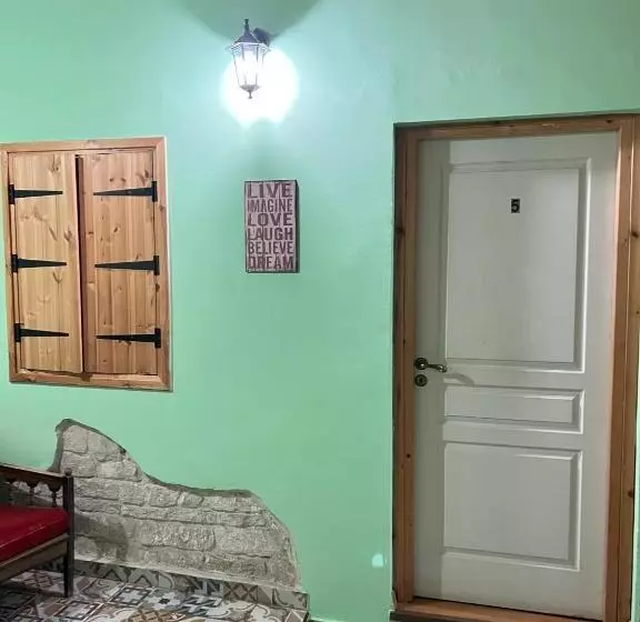 Hotelli Zouglas App Guesthouse