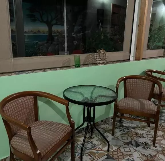 Hotelli Zouglas App Guesthouse